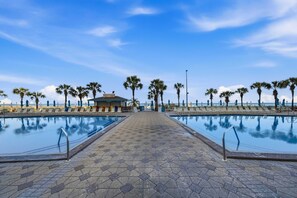 Lämmitetty uima-allas