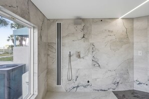 Suihku, hiustenkuivaaja, pyyhkeet, sampoo