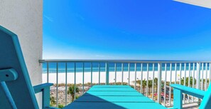 Un balcon avec vue sur une plage et l’océan.