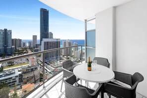 Outdoor dining - Chevron Renaissance Ocean & Hinterland Views (Surfers Paradise)