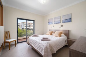 2 chambres, coffres-forts dans les chambres, fer et planche Ă repasser