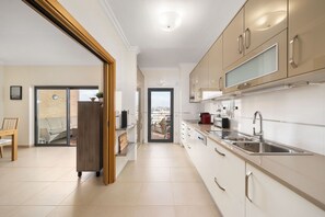 Kühlschrank, Mikrowelle, Ofen, Geschirrspüler