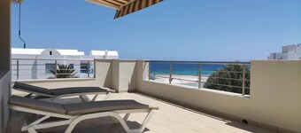 2 minutes from the beach, safe, high-standard studio with beautiful sea view.