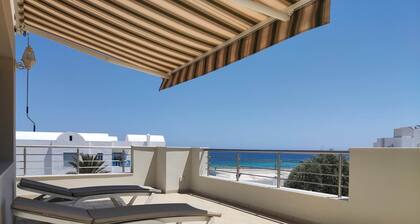 2 minutes from the beach, safe, high-standard studio with beautiful sea view.