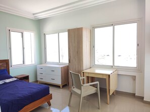 1 Schlafzimmer, Schreibtisch, Bügeleisen/Bügelbrett, Reisekinderbett