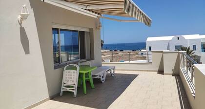 2 minutes from the beach, safe, high-standard studio with beautiful sea view.