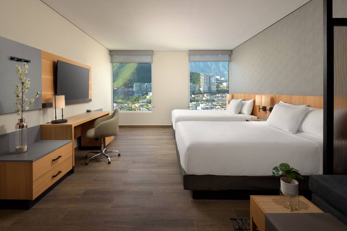 Phòng, nhiều giường | Bộ đồ giường cao cấp, minibar, két bảo mật tại phòng, bàn 