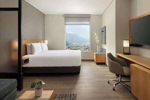 Habitación, 1 cama de matrimonio grande con sofá cama | Ropa de cama de alta calidad, minibar, caja fuerte y escritorio