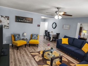 Smart TV, books - Luxurious beds, remodeled, very clean, quiet neighborhood, big backyard & tree!! (Denison)