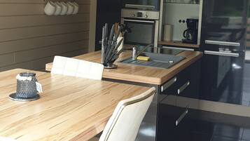 Een koelkast, een microgolfoven, een oven, een kookplaat