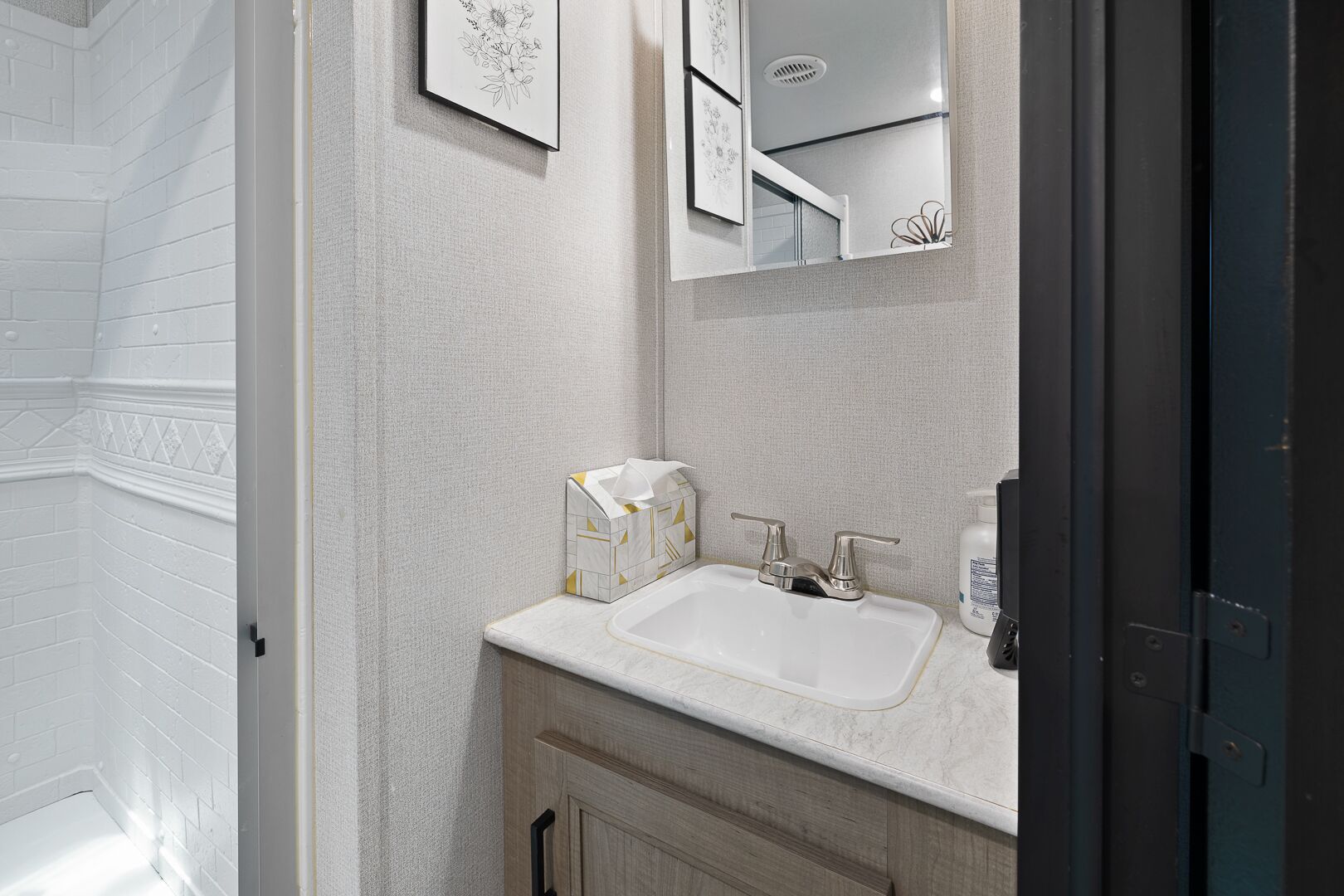 淋浴设施、卫生纸