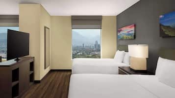 Estudio, cocina (2 Queen Beds with Sofa bed) | Caja de seguridad en la habitación y escritorio