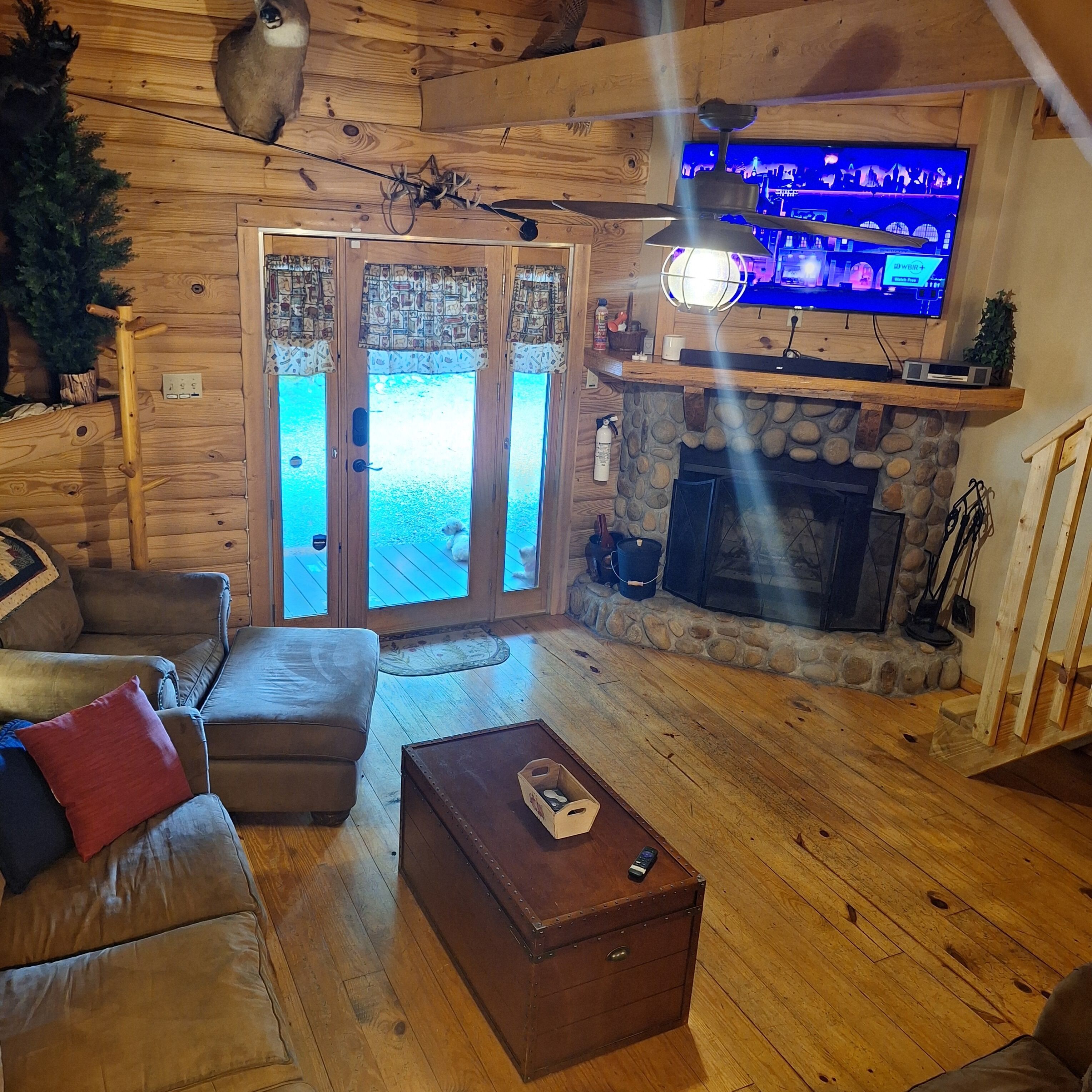 Smart-TV, Kamin, Bücher