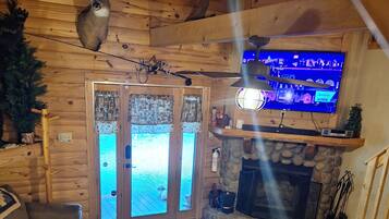 Smart-TV, Kamin, Bücher