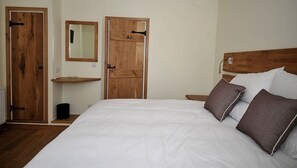 2 bedrooms, iron/ironing board, travel crib, free WiFi - No. 2 The Forge, village cottage in idyllic riverside setting (Coniston)