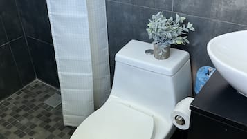 Standaard tweepersoonskamer | Badkamer | Handdoeken, zeep, shampoo, toiletpapier