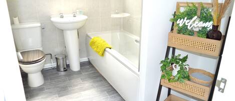 Departamento | Baño | Tina con regadera, tina profunda, secadora de cabello, toallas