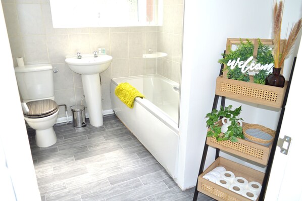 Departamento | Baño | Tina con regadera, tina profunda, secadora de cabello, toallas 