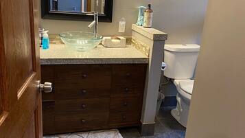 Duschwanne, Whirlpool, Haartrockner, Handtücher