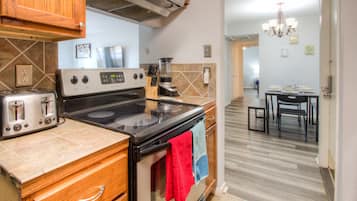 Een koelkast, een magnetron, een oven, een kookplaat