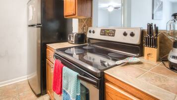 Een koelkast, een magnetron, een oven, een kookplaat