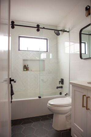 Combined shower/tub, hair dryer, towels, soap