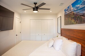 3 bedrooms, in-room safe, desk, travel crib