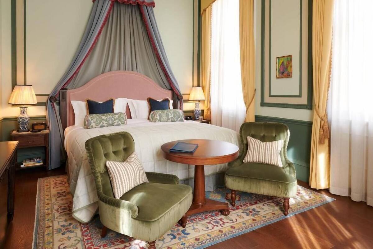 Premium bedding, in-room safe, desk, WiFi (free)