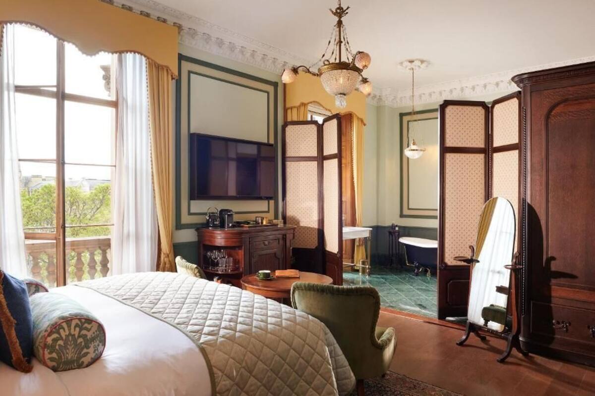 Premium bedding, in-room safe, desk, WiFi (free)