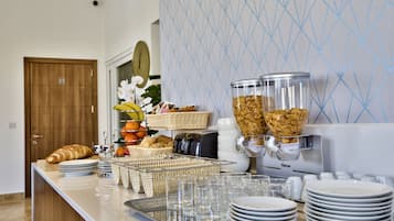 Se ofrece un desayuno bufé (14 EUR por persona)