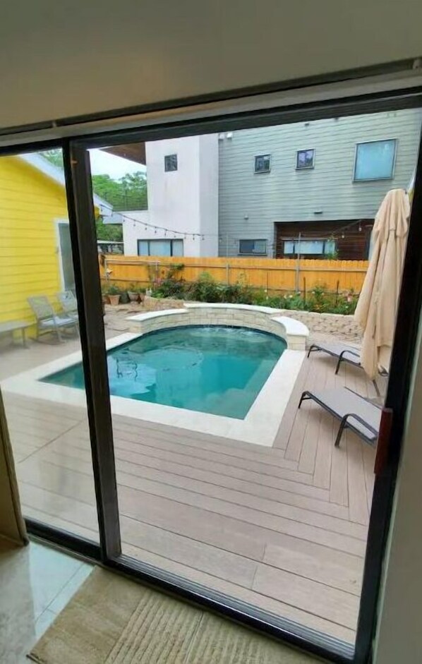 A heated pool - Ideal location with new Heated Pool! (Austin)