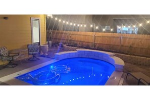 A heated pool - Ideal location with new Heated Pool! (Austin)