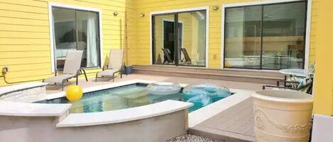 Een verwarmd zwembad