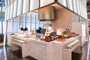 Daily buffet breakfast (CNY 288 per person)