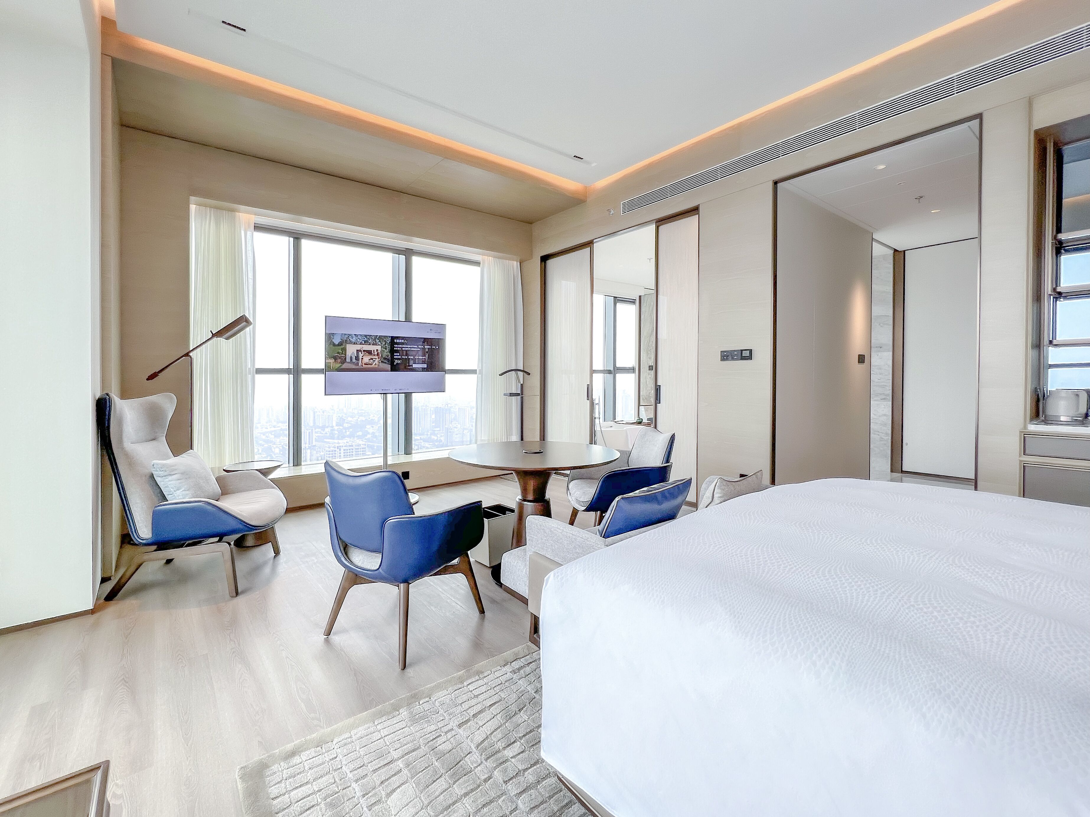 行政开放式客房，1张特大床 | 迷你吧、特色装修、特色家居、办公桌