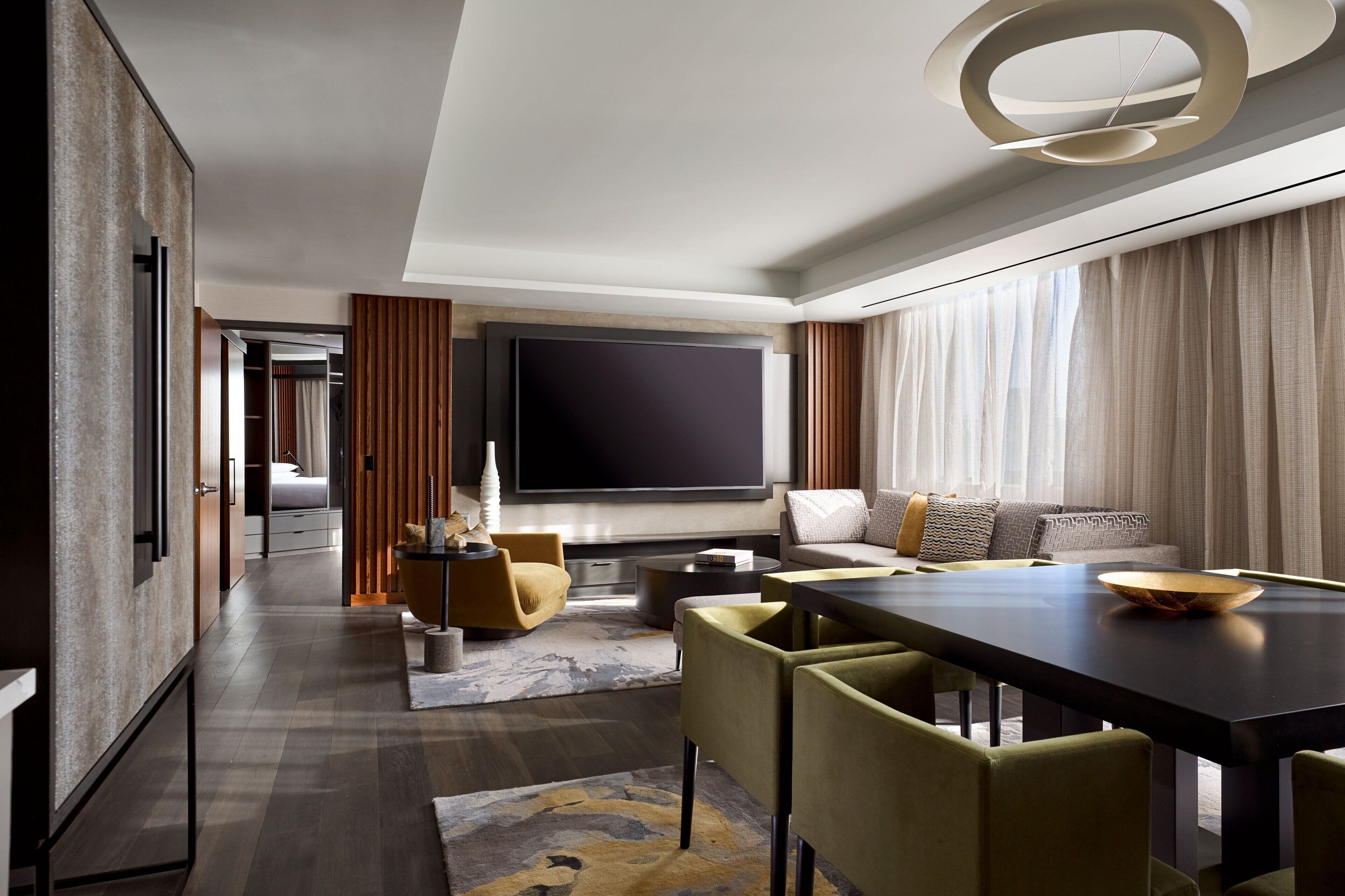 Club-suite - 1 kingsize-seng - byudsigt | Pengeskab på værelset, skrivebord, arbejdsområde til bærbare computere