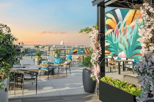 Breakfast, lunch, dinner served; American cuisine