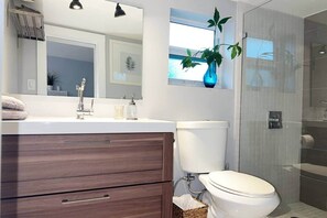 Dusche, Haartrockner, Handtücher, Toilettenpapier