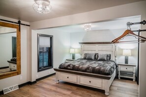 4 bedrooms, desk, iron/ironing board, free WiFi - 𝗨𝗻𝗶𝗾𝘂𝗲 𝗦𝘁𝗮𝘆 at the Carriage Haus (Manitowoc)