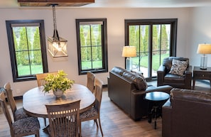 Interior - ๐จ๐ป๐ถ๐พ๐๐ฒ ๐ฆ๐๐ฎ๐ at the Carriage Haus (Manitowoc)