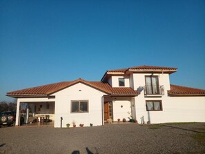 Exterior - Parcela con tranque, sala de juegos, terraza, (Santa Cruz)