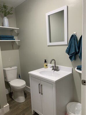 Shower, hair dryer, towels, soap - Tiny home! (Lincoln)