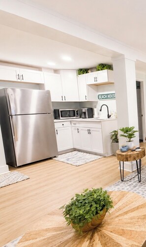Fridge, microwave, oven, stovetop - ☀️Newly renovated cottage at the coast….60 second walk to the beach🌊 (North Topsail Beach)