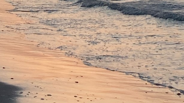 A beach with waves and a sunset. - ☀️Newly renovated cottage at the coast….60 second walk to the beach🌊 (North Topsail Beach)