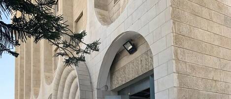 المنشأة من الخارج