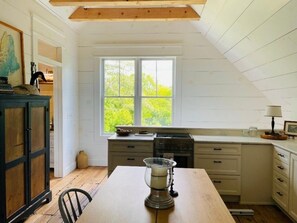 Fridge, oven, stovetop, coffee/tea maker - New England Farmhouse Loft (Rockland)