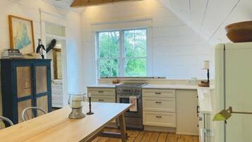Fridge, oven, stovetop, coffee/tea maker