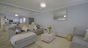 Smart TV, fireplace, books, music library - Mount View. Luxury 3 bed villa with pool (Cape Town)