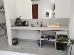 Een koelkast, een oven, een kookplaat, een waterkoker