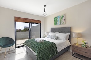 2 عدّة غرف نوم وخزنة داخل الغرفة ومكتب ومكواة/لوح كي